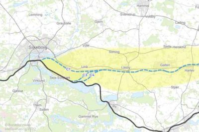 De sorte linjer er de nuværende toglinjer i Østjylland, mens den blå stiplede linje er de mulige linjeføringer for det nye tog mellem Aarhus og Silkeborg. Foto: Banedanmark
