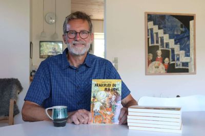 Da Aage Meyer skulle have lavet en forside til sin bog, kontaktede han forlaget. De tilbød at sætte en grafiker på, men han tøvede. En dag kom Aages børn og svigerbørn med en kuvert med penge til ham. - En god bog skal have en god forside, og derfor havde de samlet ind, fortæller Aage Meyer. Pengene betød, at kunstneren Jacob Ingvorsen fra Hvidovre kunne tegne forsiden.