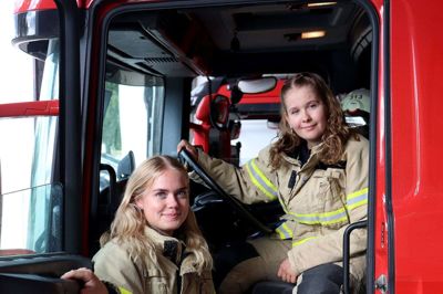 I Beredskabsstyrelsen har Savannah Sørensen (til venstre) og Signe Bøtker-Nielsen fået uddannelsen som brandmand og taget det store kørekort, så de kan køre i brandbil.