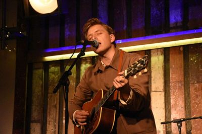 Den 30-årige musiker Rasmus Matthiasen er født og opvokset i Gl. Rye. Efter 10 år i København er han vendt tilbage til lansbyen, og i aftes fik han sin debut på Gnistens scene, da han gav en lille opvarmnings-koncert for stedets sponsorer. I aften kan man opleve ham med band.Foto: Gnisten