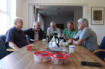 Der er kage og kaffe på bordet til kunderne i Datastuen. Fra venstre sidder Lars Ellemann, Lars Andersen, Bent Birk, Ehlers Kongsbak og Steen Petersen.