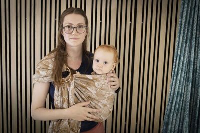 Nanna Vium er uddannet forstkandidat, men hjemmepasser i dag sine børn - blandt andet Solveig, der sidder i ringslyngen - ved siden af arbejdet med Bærbushka.