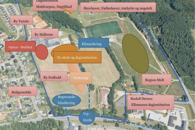 Kortet viser den foreslåede placering af de forskellige aktiviteter, der skal være ved Ry Hallen, herunder en ny skole. Nu skal placeringen behandles politisk. Kort: Skanderborg Kommune