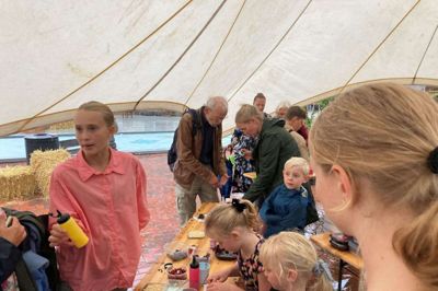 Børnene myldrede til teltet på Bytorvet, hvor to deltagere fra Den store juniorbagedyst hjalp med at pynte kager. Det er Palma Falk Lauritsen i den lyserøde skjorte, der nåede semifinalen i årets dyst.Foto: Mathias Mark Iversen