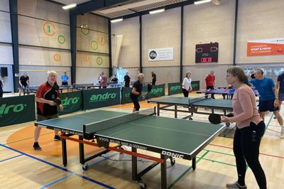 Et par timer hver tirsdag formiddag kommer 25 seniorer og spiller bordtennis i den nyoprettede afdeling af Ry Bordtennisklub, BAT 60+.