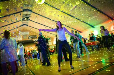 Efter to års pause var der igen discofest i Ry Hallerne. Bandet Le Freak fik lokket folk ud på dansegulvet. Foto: Per Bille