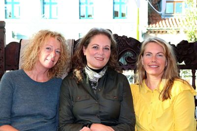 Ideen bag Dødens Festival kom fordi Mia Rünitz (til venstre) sammen med Lotte Birkmose (til højre) og Susanne Byskov Holm mente, at der var behov for at kunne tale om døden i Danmark på en bedre måde. Festivalen kom økonomisk godt gennem ugen med hjælp fra Kulturpuljen i Skanderborg Kommune, Ry City og den store frivillige indsats.
