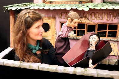 Sofie Krog er uddannet i fysisk teater og cirkus, men fandt en passion for dukketeater, fordi hun en dag legede med en og opdagede, at folk levede sig ind i dukken, selvom der ikke skulle mere end et par øjne til. I dag laver hun selv sine dukker i silikone.