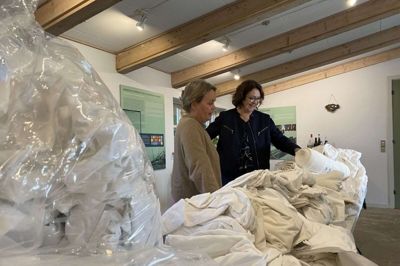 Omkring 200 kg hvide lagner, duge og andet hvidt stof - nok til at dække 400 kvadratmeter - er der kommet ind til møllens spøgelse i Gl. Rye. Og så skal det bare lige syes sammen, fortæller Lærke Frost og Annette Krogsøe.