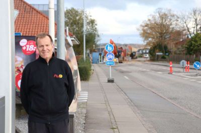 Steen Holm er træt af, at hans tankstation er lukket inde. Men det er heldigvis kun i relativt kort tid. Han har en kollega i Lisbjerg ved Aarhus, som var lukket inde i seks år på grund af anlægget af Letbanen.