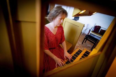 Anita Hyldgård Samsing har været ansat som organist i Gl. Rye Kirke siden 2020, men hun er flyttet fra området, og nu skal menighedsrådet på jagt efter en ny. De søger også en organist i Alling- Tulstrup - Dover sogn. Foto: Jakob Stigsen Andersen