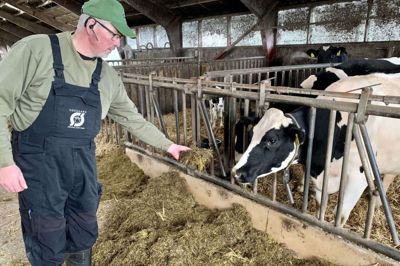 Per Bek driver gården Heegaard mellem Galten og Høver. Han er en af 10 deltagere i et projekt, hvor der over en 2-årig periode arbejdes med at nedsætte udledning af drivhusgasser.