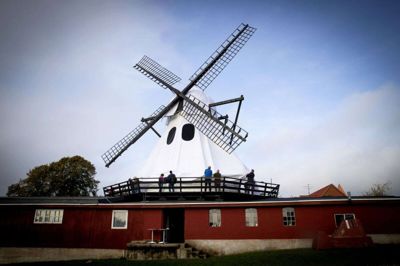 Lagnerne til spøgelset er doneret af folk i Gl. Rye samt tekstilfirmaet Elis. I alt er der indleveret 200 kilo lagner, som er blevet syet sammen, så spøgelset fylder 400 kvadratmeter. Foto: jakob Stigsen Andersen