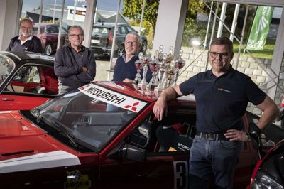 Fra venstre er det Henning Olsen, der var med til at starte SMOK, Erik Rasmussen, Preben Rasmussen, der var formand fra 1982 - 1997, og Bjarne Kloster. Alle samlet for at fejre 50 år med en fælles passion for motorsport.