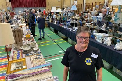 1100 gæster Lions Himmelbjergets Retro- og Antik marked i weekenden, og løvinderne tjente 55.000 kroner. Så er det hele sliddet værd, mener koordinator Anne Marie Bornholdt. Foto: Niels Frydenlund