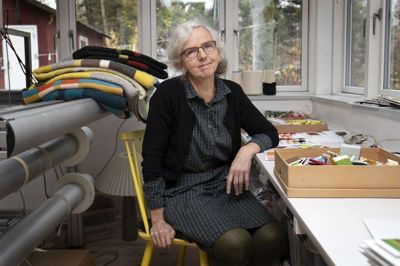 Kunstner og væver Anne Mette Larsen har gennem tiderne udstillet på Charlottenborg, Design Museum Danmark og Kunstcentret Silkeborg Bad, og hun står bag flere udsmykninger i Danmark, og er repræsenteret hos Statens Kunstfond, Ny Carlsbergfondet og Designmuseum Denmark
