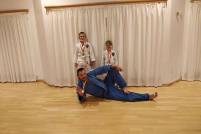 Bagerst Michelle Sakskjær og Kirill Ponomarenkor, forrest Steffen Kragh - alle fra Ry Judo.