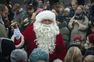 Julemanden kom sejlende til Ry - og tændte årets juletræ. Foto: Martin Ballund