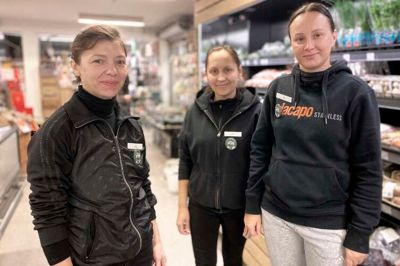 Olga Shepeleva,Maria Rudenko og Liudmyla Bulekhovets er ukrainske flygtninge, der blandt lærer dansk ved at være i praktik i Dagli’Brugsen i Gl. Rye.