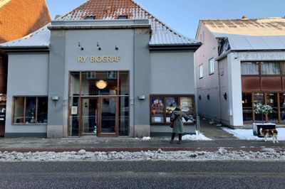 Ejeren af Ry Hotel siger, at han er villig til at tage en snak med Ry Biograf om smøgen mellem de to bygninger. Smøgen spiller en vigtig rolle i biografens udvidelsesplaner.