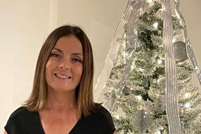 Efter mere end 20 års ophold i England har Mette Bergmann fra Ry overgivet sig og erstattet det »levende« juletræ med et af plastik. Og hun er faktisk vild med det.