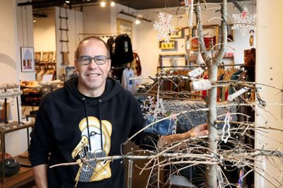 Byttegaverne i Butik Værdig hænger på genbrugsjuletræet fra sidste år.