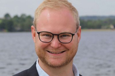 Daniel Holm, byråds- og folketingskandidat for Dansk Folkeparti, siger til Midtjyllands Avis, at han mistænker Brugsforeningen Tryg for at bestille Skanderborg Kommune.