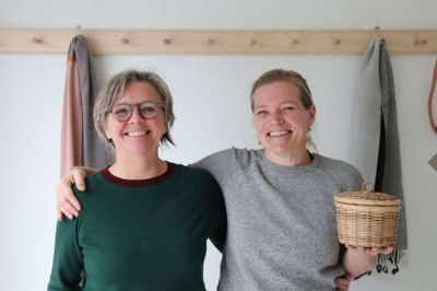 Hanne Linding (til venstre) og Line Marie Kajali Madsen har haft mænd og børn til at hjælpe med at gøre butikken klar, så den kan åbne på fredag.