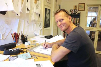 Den kreative proces har Rune Lynggaard både med fra tiden som grafisk designer og stenhugger. Samtidig er han gammelt Rudolf Steiner-barn. Han kan lide den kreative tilgang, som skolen gav ham.