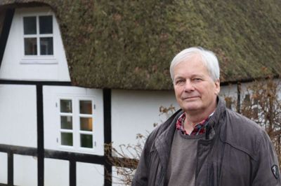 Peter Monrads hus på Storesand er ikke det eneste hus i Gl. Rye med stråtag. Og byen er samtidig omkranset af brændbar bevoksning. Foto: Mathias Mark Iversen