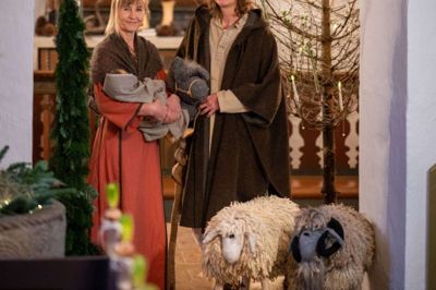 Søstrene Frida Bäckström og Anne Bille, der er henholdsvis kirketjener og graver i Alling Kirke, har pyntet op til jul i kirken - og tænkt i genbrug. Foto: Per Bille