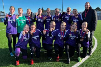Efter ni sejre i træk måtte fodboldpigerne fra Mølleskolen i Ry bøje sig i kvartfinalen i den landsdækkede turnering Ultra Skolepokalen.