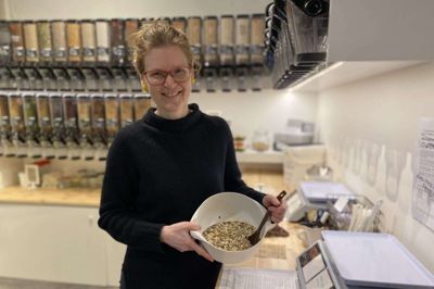 Indehaveren af Genfyld, Karin Thomsen har ikke travlt med at vokse til en stor butik. Hun er et nøjsomt menneske, og så længe hun føler, at hun vækker andres klima-nysgerrighed, så fortsætter hun sin mission i butikken i Ry.