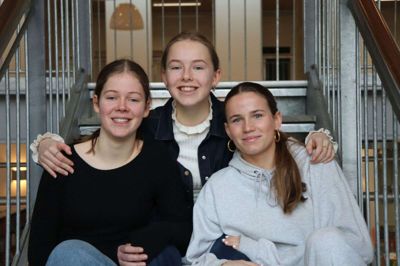 For at komme i kredsfinalen for Midt- og Østjylland har pigerne skullet vinde to stævner samt to yderligere kampe. Med på Mølleskolens hold er fra venstre Nicoline Sveistrup, Frederikke Brøgger og Marie Rundell. De går alle tre i 9. klasse.
