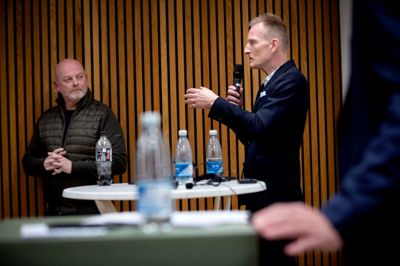 Ejendomsdirektør i Rema 1000, Stefan Sørensen (th) vil ikke sætte dato på åbningen af Rema-butikker i henholdsvis Ry og Låsby, men der er stor velvilje til begge projekter, siger han.