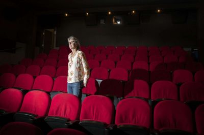Siden 2008 har Birgitte Karlshøj været »ansigtet« på Ry Biograf som den daglige leder, der får arbejdsgangene til at glide med de 90 frivillige. Foto: Martin Ballund
