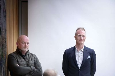 På det offentlige dialogmøde i »Udsigten« ved Kvickly i Ry i aftes stod bestyrelsesformand for Tryg, Carsten Bank-Mikkelsen og ejendomsdirektør Stefan Sørensen sammen om at forklare forløbet om Remas ankomst til Ry Øst. Og det er sket i et samarbejde, sagde de begge. Foto: Jakob Stigsen Andersen