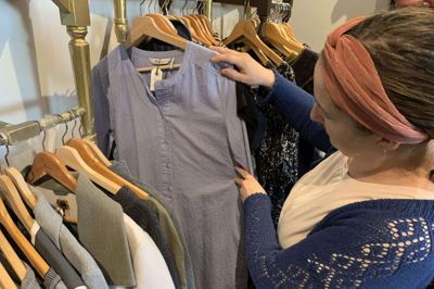 Klædeskabet i butik Værdig i Ry handler med genbrugstøj, og det med stor succes. Konceptet er, at sælgerne selv sætter prisen på tøjet, og at 35 procent af salgsprisen afleveres til Værdig.