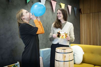 Selvom 400 børn og voksne deltog i sidste års fastelavnfest i Ry, kan det godt blive vildere, mener de to arrangører, Josefine Sandager Katholm og Lea Kruse Botha. Foto: Martin Ballund