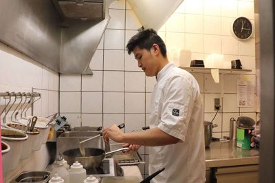 Phuwanai Areemitporn - også kaldet New - står bag Kobkun Thai Restaurant & Takeaway i Ry. Han er alene i køkkenet ved frokosttid, mens hans kæreste kommer om aftenen, når der er flere kunder. I weekenden har han også ofte en tredje mand til at hjælpe, når mange skal have mad fra restauranten.