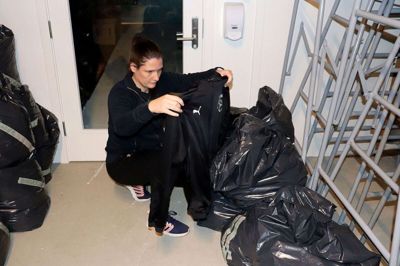 Projekt- og kommunikationsmedarbejder i Ry Hallerne, Kirsten Hørlück Skov, viser nogle af det efterladte sager i hallen.