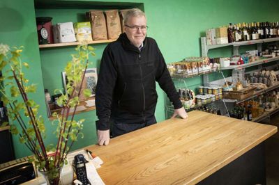 I det seneste år har landbetjent Vagn Stensig Kristensen været formand for den lille forenings-købmand i Alken. Hvor han tidligere har koncentreret sig om at bage og drive foreningen, skal der nu arbejdes hårdt på at finde en ny leverandør, efter Coop Mad er lukket. Foto: Martin Ballund