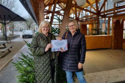 Mette Kudahl (til højre) vandt præmien for 2 personer til Finland til en værdi af 20.000 kroner. Her står hun sammen med formand for Ry City, Lone Nielsen.
