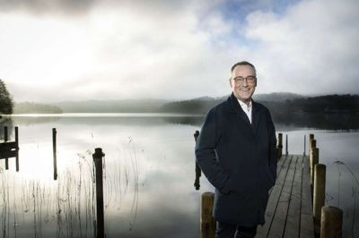 Peter Ingemann er sammen med familien flyttet til Sejs-Svejbæk, hvor de har istandsat en ældre villa, der har direkte beliggenhed til Julsø - med egen bådbro. - At vi har renoveret det gamle hus i stedet for bare at bygge noget nyt har betydet, at vi fra dag ét har følt os hjemme i huset. Og så nyder vi bare at bo tæt på vandet med den fantastiske udsigt, vi har fået, siger Peter Ingemann.