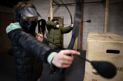 Combat archery - eller kampbueskydning som det betyder på dansk - er en af aktiviteterne i Kostalden. Det er et spil, hvor man skal skyde de andre med pilene, der har en blød spids. Når man er ramt, går man ud af spillet. Vinderholdet findes ved at have skudt alle på det andet hold. Foto: Jakob Stigsen Andersen