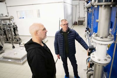 Vandet fra Ry Vandværk har en god kvalitet, forsikrer Niels Hansen (tv) og Ernst Jensen en af avisens læsere. Foto: Martin Ballund