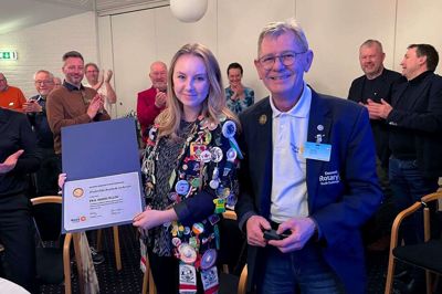 Distrikts-counsellor, formand for ungdoms-tjenesten og medlem af Ry Rotary Klub, Ole Mølgaard overrakte på distriktets vegne en PHF-hæder til Frederikke Raahede Andersen fra Gl. Rye, som i dag bor og studerer i Aarhus.Foto: Leif Fritsdal