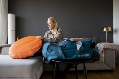 Elektrolytter, vandrestave, solcreme, vådservietter, vabelplaster, telt og travesko er bare nogle af de mange ting, der skal i Jette Søgaard Bojesens store taske inden afgang om tre uger.