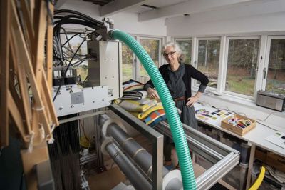 Anne Mette Larsen udstiller sine Midtjyske Tæpper i Ry hele marts måned, og den 23. marts kan man høre hende fortælle om sit kunstneriske arbejde. Foto: Martin Ballund