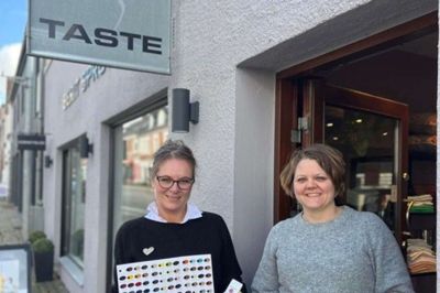 Susanne Byskov Holm fra Taste (til venstre) og Kirstine Emborg fra Kvikkerten kommer til at arbejde sammen om sko, tasker og andre skindprodukter.